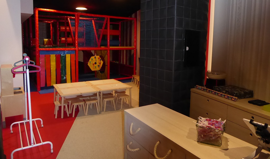 cafeterías con zona interior de juegos para ir con niños