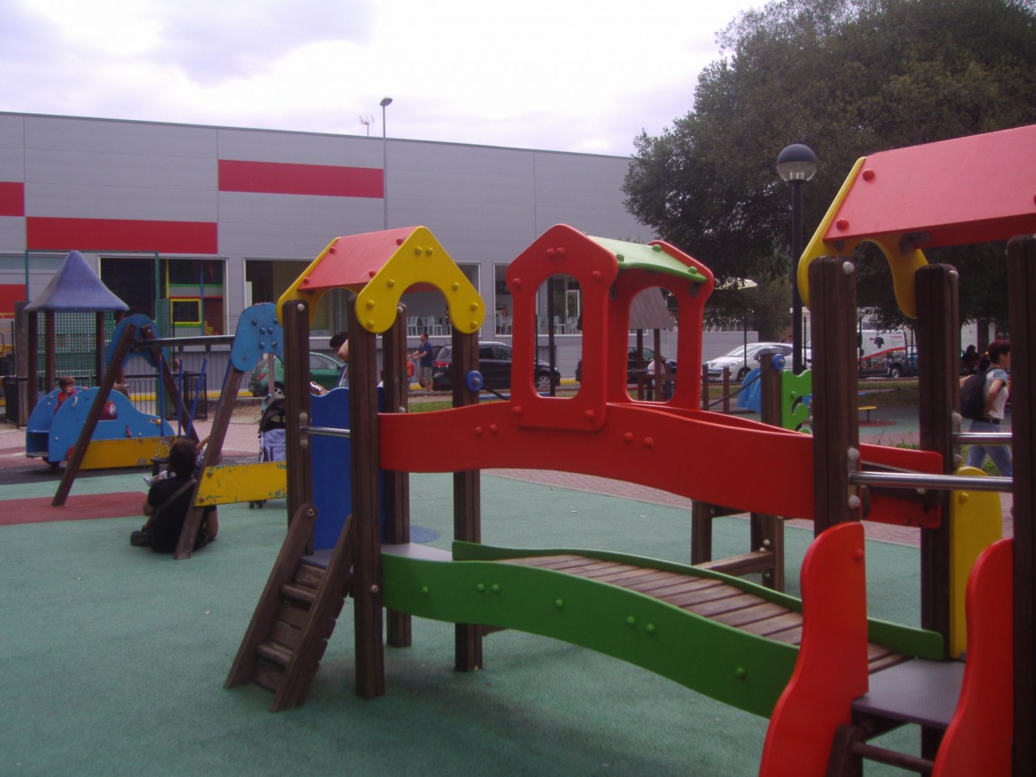 O Pasatempo de Betanzos y su parque infantil, con niños