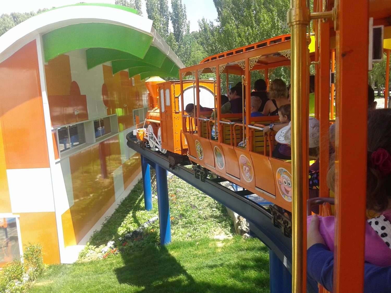 El parque de atracciones de Madrid, con niños pequeños
