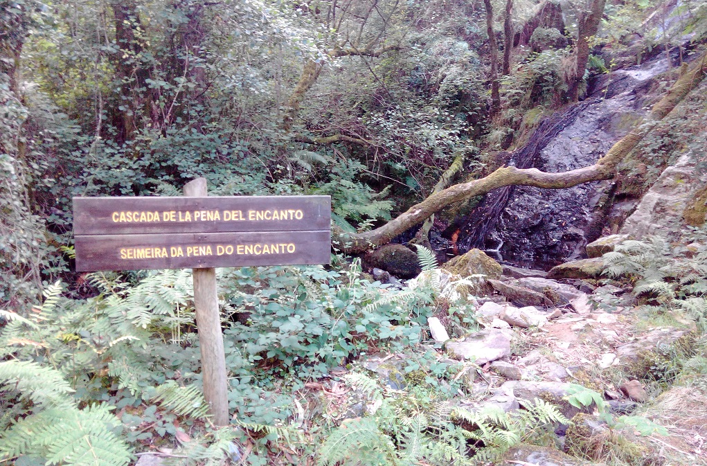 ruta hacia la cascada de las hadas con niños en Asturias