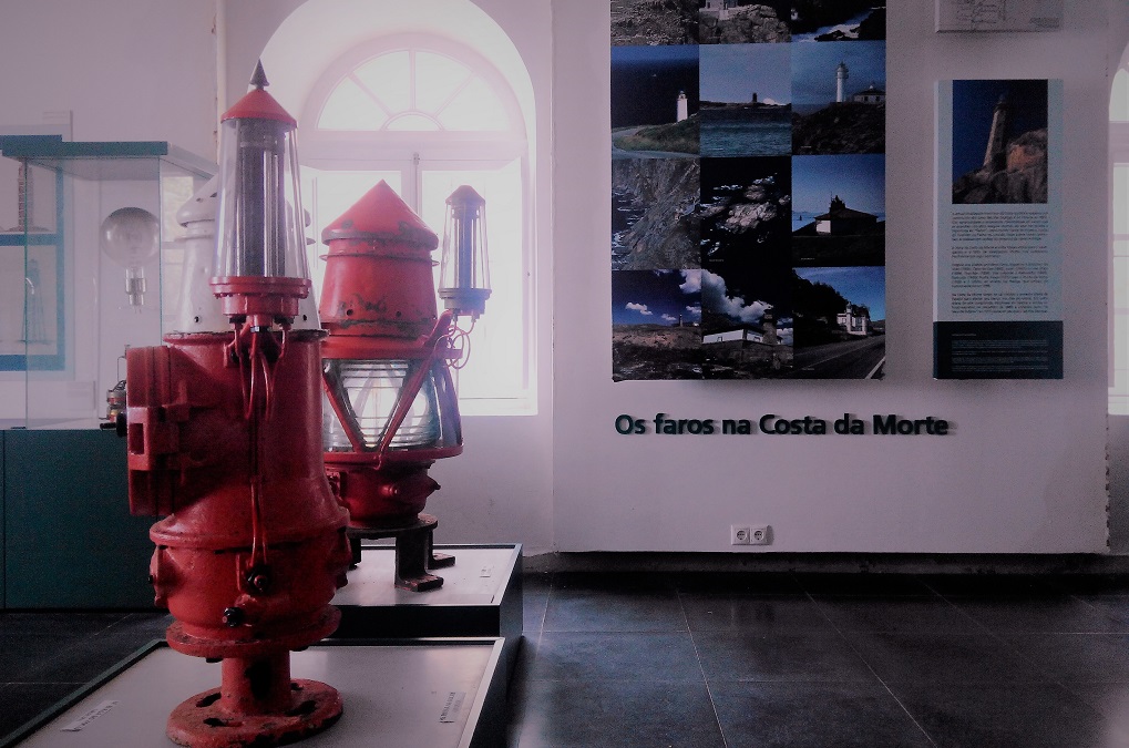 El faro de Cabo Vilán y su museo, con niños