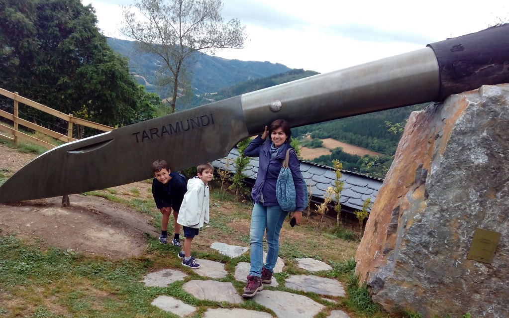 El museo de la cuchillería en Taramundi (Asturias), con niños
