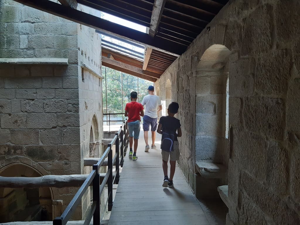 El monasterio de Santa Cristina de Ribas de Sil (Ribeira Sacra), con niños