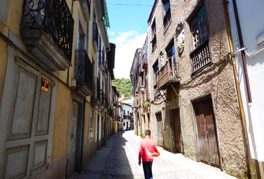 Villafranca del Bierzo con niños antiguas calles