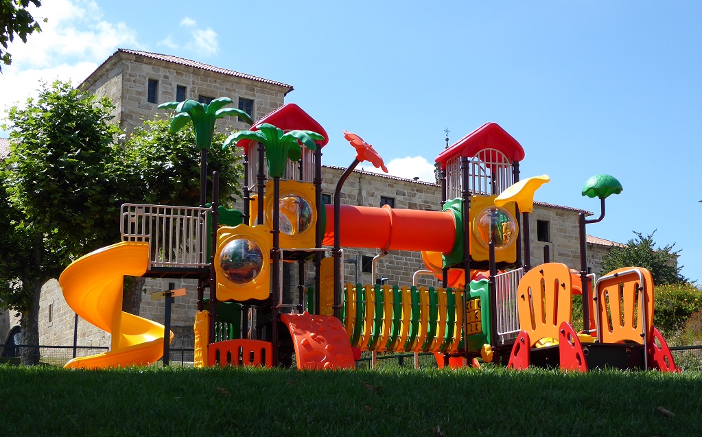El parque infantil de As Trigueirizas, Celanova, con niños