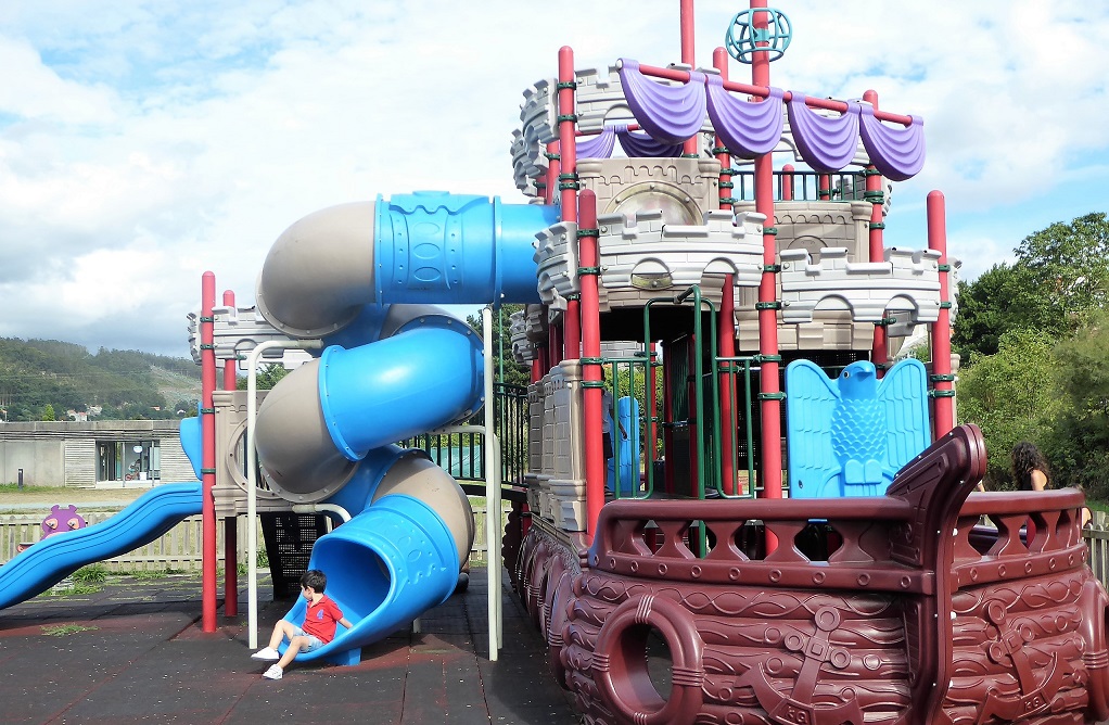 Un barco pirata en Neda: Parque infantil de Os Subarreiros