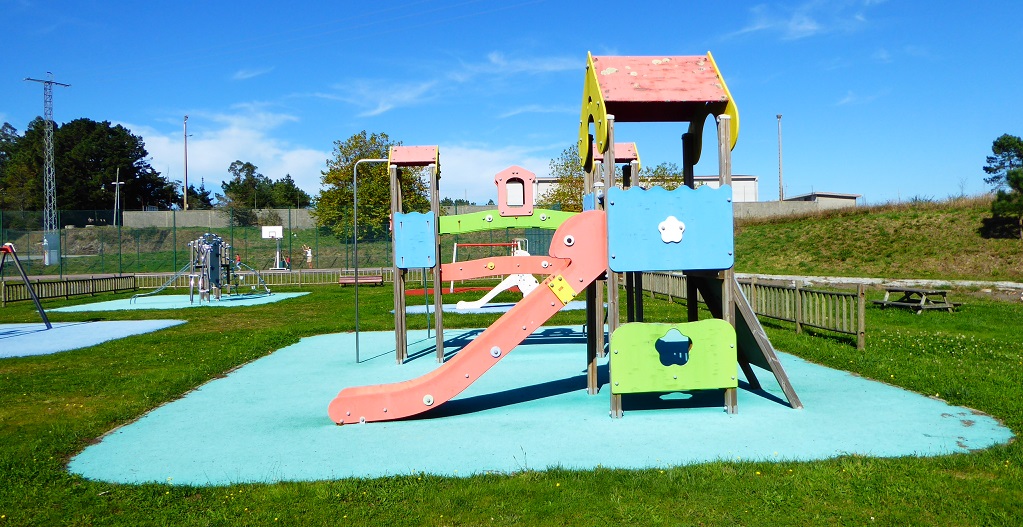 Un parque infantil en Mazaricos, con niños