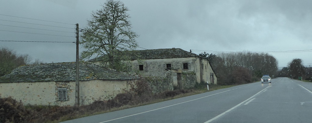Antiguas casas en la nacional VI Lugo