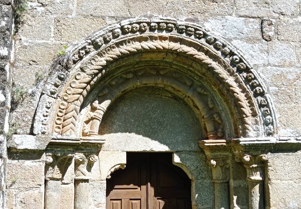 Iglesia y antiguo mosteiro de Pesqueiras
