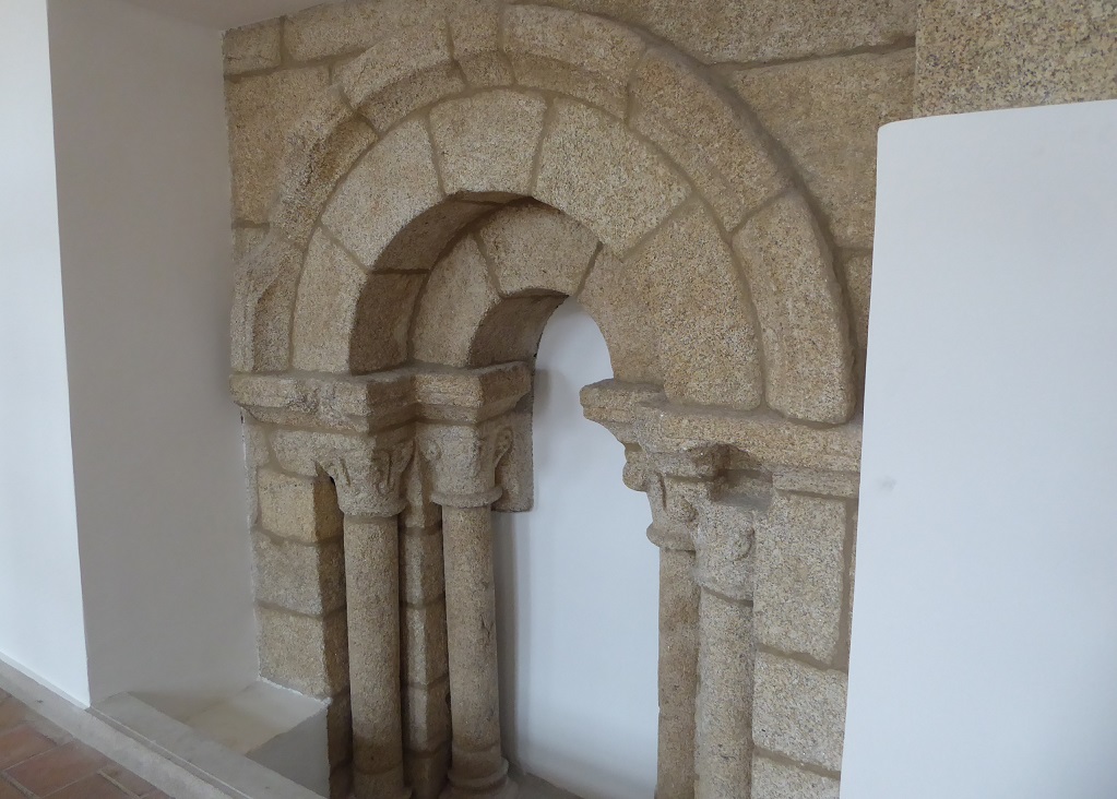 Puerta románica en el claustro de Montederramo